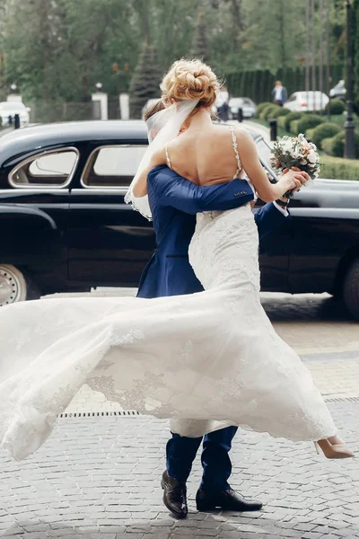 Роскошная Свадебная Пара Танцует Старом Автомобиле Свету Стильные Обнимания Невесты — стоковое фото