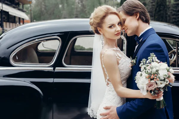 Luxus Hochzeitspaar Posiert Bei Altem Auto Licht Stilvolles Brautpaar Das — Stockfoto