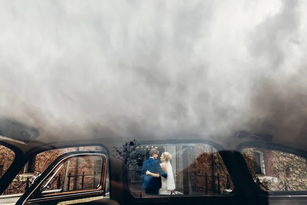 Роскошная Свадебная Пара Позирует Старом Автомобиле Творческий Вид Окна Стильные — стоковое фото