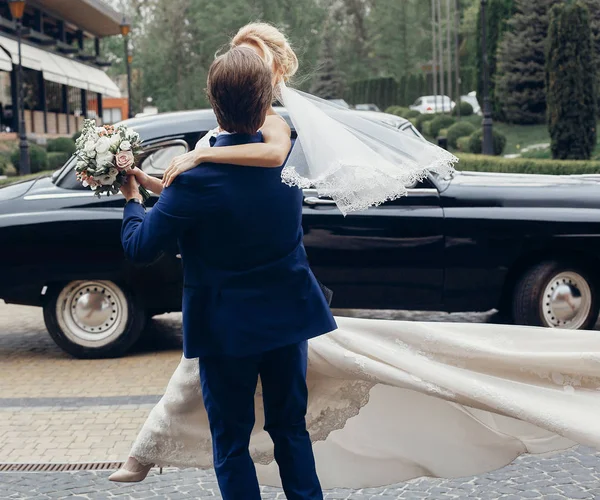 Pareja Boda Lujo Bailando Coche Viejo Luz Novia Elegante Novio —  Fotos de Stock