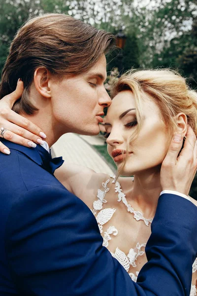Stylish Bride Groom Embracing Kissing Park Passionate Luxury Wedding Couple — Stock Photo, Image