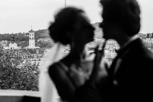 Elegante Silhouette Sposa Sposo Città Leopoli Europa Felice Matrimonio Lusso — Foto Stock