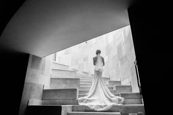 Sposa Elegante Posa Sulle Scale Hotel Vista Posteriore Bella Donna — Foto Stock