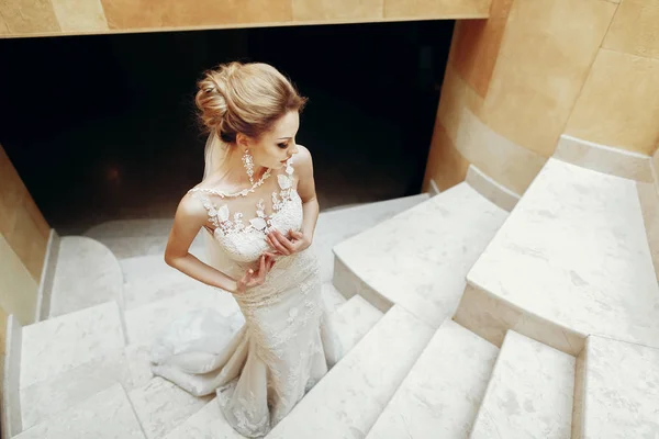 Stylový Nevěsty Lodě Schodech Hotelu Krásná Žena Luxusní Bílé Šaty — Stock fotografie