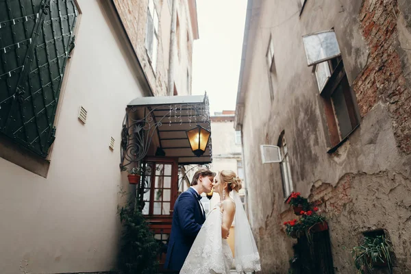 Noiva Elegante Noivo Andando Abraçando Rua Cidade Abraços Casamento Luxo — Fotografia de Stock