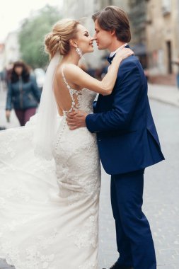 şık gelin ve damat dans ve having fun şehir sokak. mutlu lüks düğün çifti Holding ışıkta eller. Romantik duygusal an. duygusal erkek ve kadın