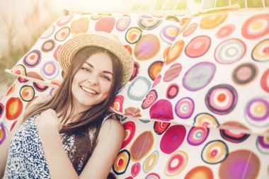 güzel hippi kız sahilde yaz akşam ışığı hamakta rahatlatıcı. mutlu kadın dinlenme ve güneş, yaz tatili an zevk hasır şapkalı. metin için yer