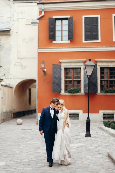 Casal Casamento Luxo Andando Edifício Velho Praça Luz Noiva Elegante — Fotografia de Stock