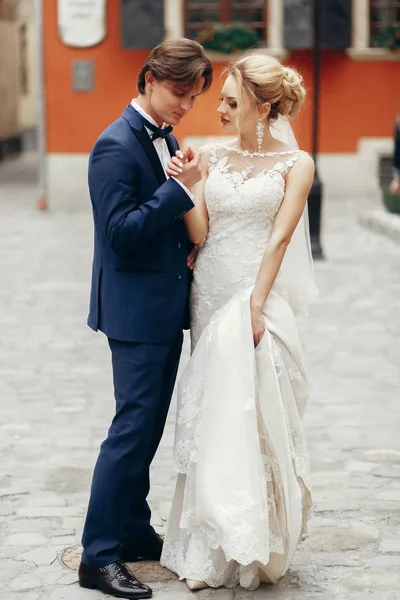 Pareja Boda Lujo Caminando Edificio Viejo Plaza Luz Novia Elegante — Foto de Stock