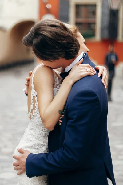 Luxus Hochzeitspaar Beim Spaziergang Alten Gebäude Auf Dem Platz Licht — Stockfoto