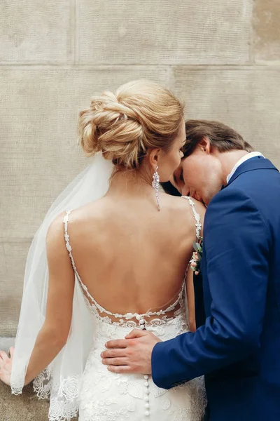 Vissza Stílusos Menyasszony Vőlegény Város Utca Magába Boldog Luxus Esküvői — Stock Fotó