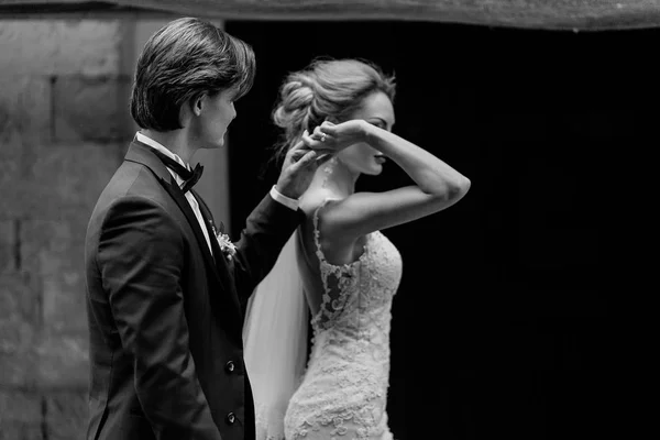 Stilvolles Brautpaar Beim Spaziergang Der Stadtstraße Luxus Hochzeitspaar Hält Händchen — Stockfoto