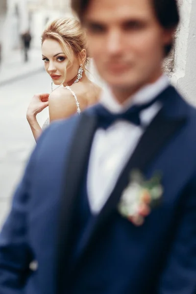Casal Casamento Luxo Posando Edifício Velho Luz Noiva Elegante Noivo — Fotografia de Stock
