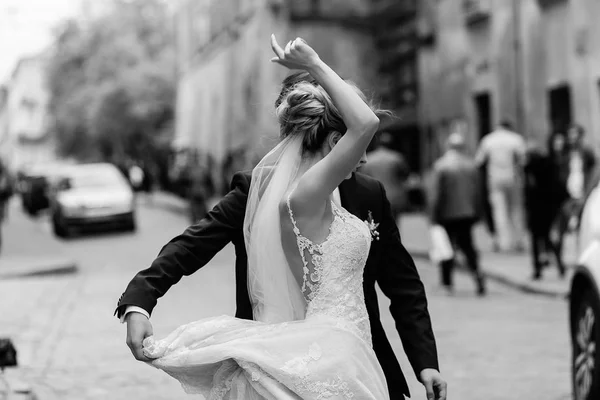 Novia Elegante Novio Bailando Divirtiéndose Calle Ciudad Feliz Pareja Boda —  Fotos de Stock