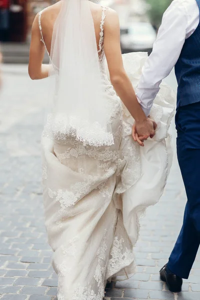 Стильная Невеста Жених Гуляют Городской Улице Счастливая Роскошная Свадебная Пара — стоковое фото