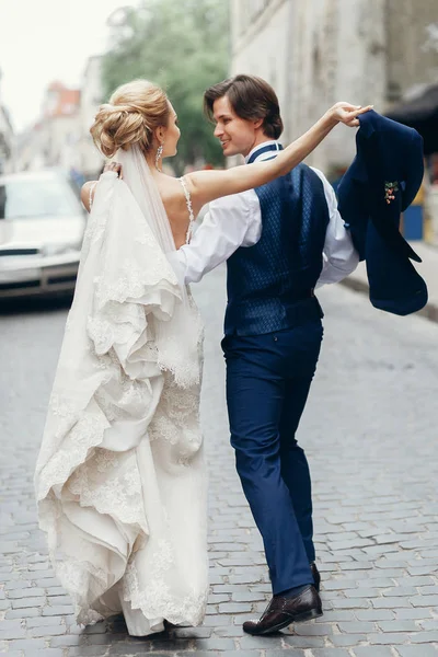 Noiva Elegante Noivo Andando Rua Cidade Casamento Luxo Feliz Casal — Fotografia de Stock