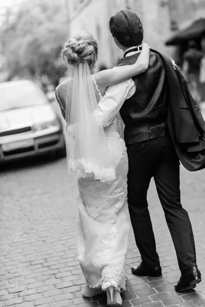 Novia Elegante Novio Caminando Calle Ciudad Feliz Pareja Boda Lujo — Foto de Stock