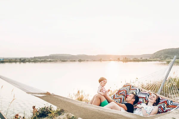 Familia Elegante Feliz Que Relaja Hamaca Vacaciones Del Verano Luz —  Fotos de Stock