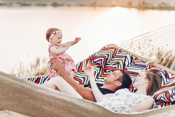 Jeune Famille Avec Bébé Sur Plage Souriant Père Mère Tenant — Photo