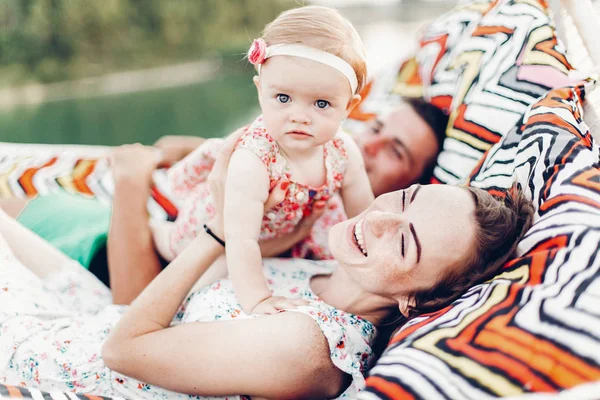 Jovem Mãe Feliz Segurando Bebê Filha Mãos Enquanto Relaxa Rede — Fotografia de Stock