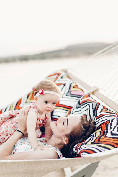 Boldog Fiatal Anyuka Kislánya Tartja Kezében Míg Pihentető Függőágy — Stock Fotó