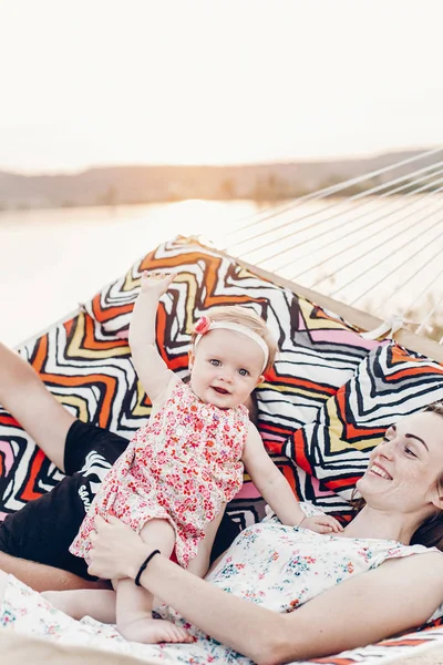 Família Elegante Feliz Relaxante Rede Férias Verão Luz Sol Noite — Fotografia de Stock