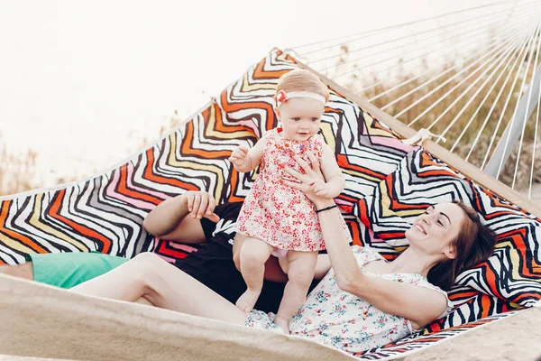 Família Jovem Com Bebê Praia Pai Sorridente Mãe Segurando Menina — Fotografia de Stock