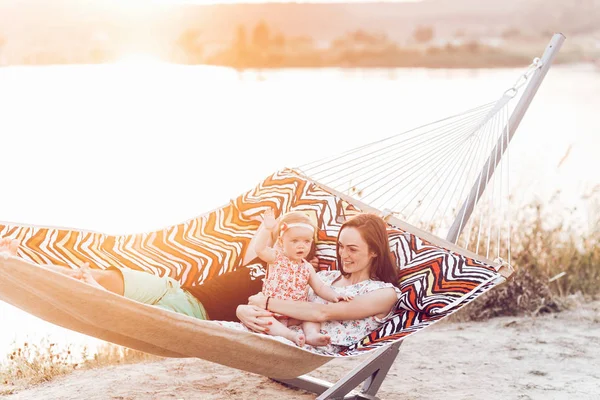 Familia Joven Con Bebé Playa Padre Sonriente Madre Sosteniendo Una — Foto de Stock