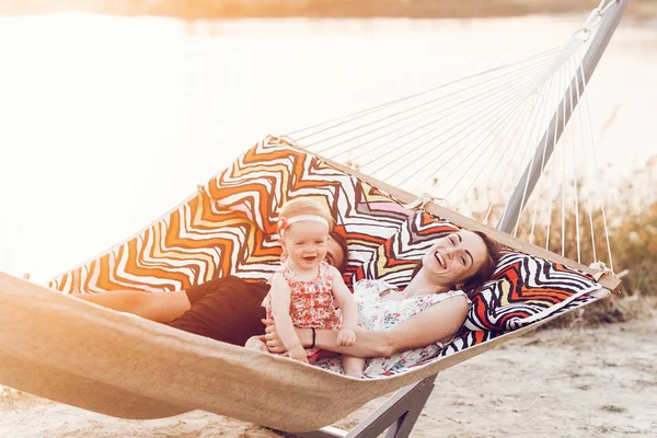 Счастливая Стильная Семья Отдыхающая Гамаке Летних Каникулах Вечерним Солнечным Светом — стоковое фото