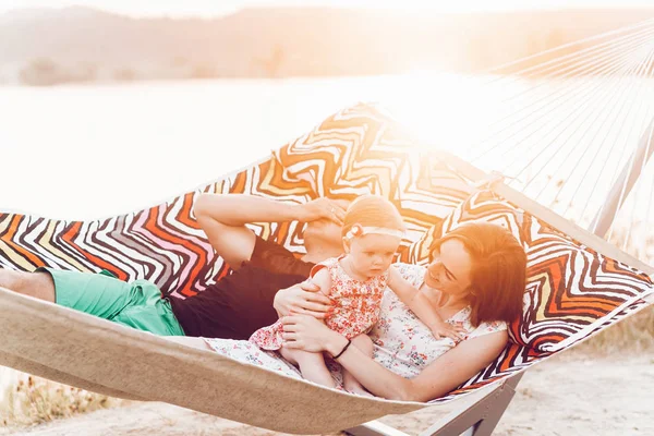 Família Elegante Feliz Brincando Com Filha Bonito Relaxando Rede Férias — Fotografia de Stock