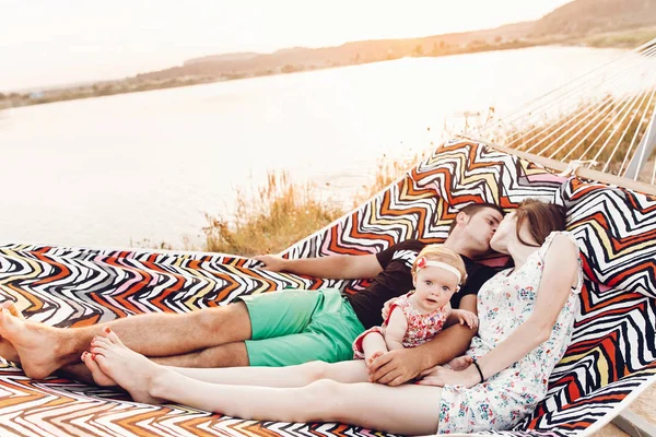 Família Elegante Feliz Brincando Com Filha Bonito Carinho Relaxando Rede — Fotografia de Stock