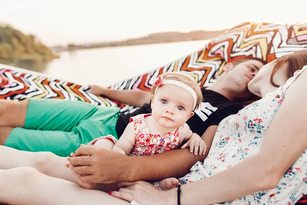 Glücklich Stilvolle Familie Spielt Mit Niedlichen Tochter Und Kuscheln Entspannen — Stockfoto