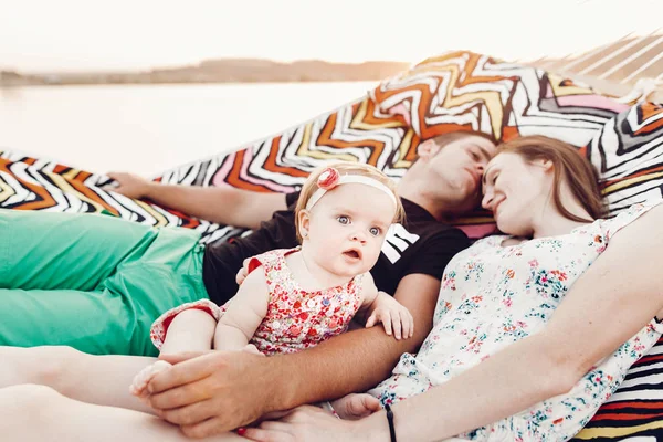 Entzückendes Babymädchen Schockiertes Gesicht Liegend Mit Ihrem Glücklichen Vater Und — Stockfoto