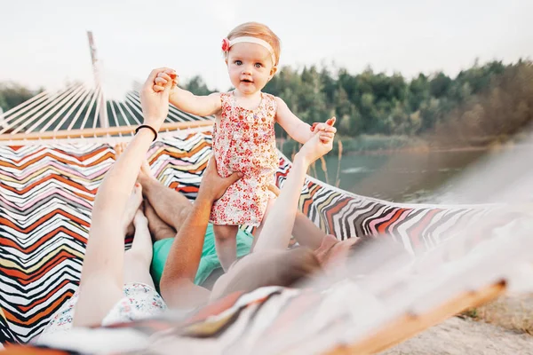 Familia Elegante Feliz Que Juega Con Hija Linda Relajándose Hamaca — Foto de Stock