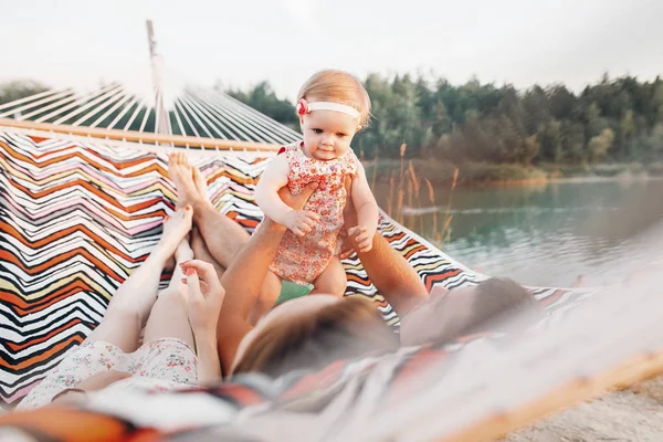 Família Elegante Feliz Brincando Com Filha Bonito Relaxando Rede Férias — Fotografia de Stock