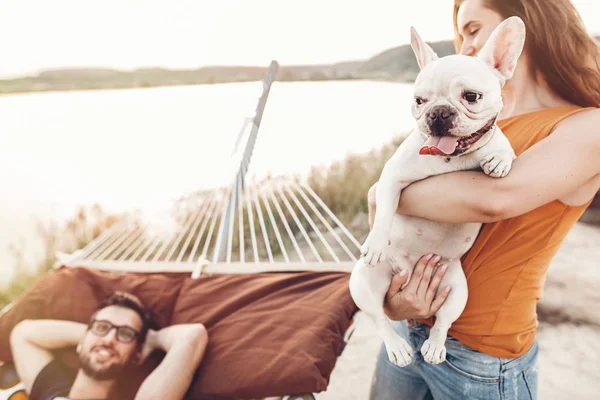 Gelukkig Hipster Paar Met Bulldog Ontspannen Een Hangmat Het Strand — Stockfoto