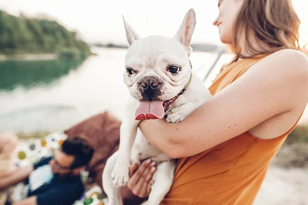 Mulher Feliz Segurando Bulldog Bonito Com Língua Para Fora Marido — Fotografia de Stock