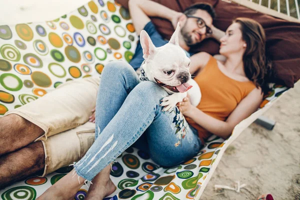 Gelukkig Hipster Paar Met Bulldog Ontspannen Een Hangmat Het Strand — Stockfoto