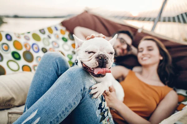 Schattige Hond Glimlachen Terwijl Een Reis Met Zijn Eigenaars Blije — Stockfoto