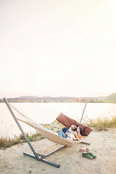 Happy Hipster Couple Bulldog Relaxing Hammock Beach Sunset Light Summer — Stock Photo, Image
