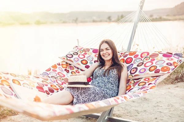 Schöne Hipster Mädchen Entspannen Der Hängematte Strand Sommerabendlicht Glückliche Frau — Stockfoto