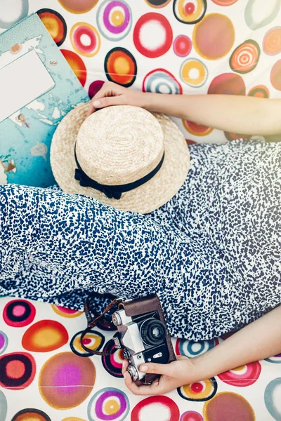 Chica Hipster Boho Con Cámara Retro Libro Sombrero Paja Relajante —  Fotos de Stock