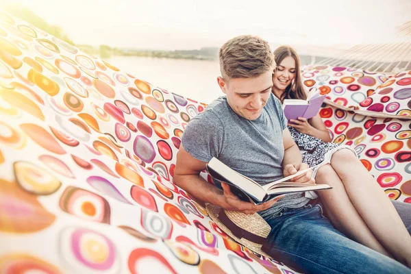 Happy Hipster Couple Reading Books Relaxing Hammock Sunset Light Beach — Stock Photo, Image