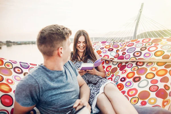 Ζευγάρι Ευτυχισμένο Hipster Διαβάζοντας Βιβλία Και Χαλαρώνοντας Στην Αιώρα Στο — Φωτογραφία Αρχείου