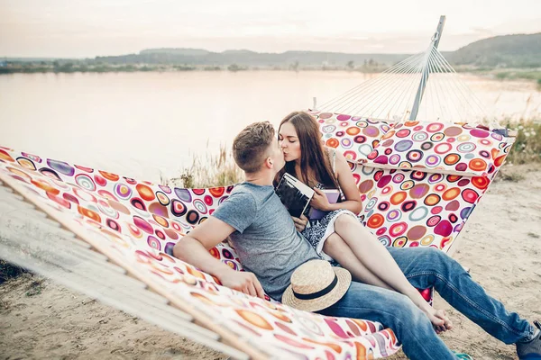 Pareja Feliz Besándose Playa Atardecer Marido Esposa Románticos Besándose Mientras —  Fotos de Stock