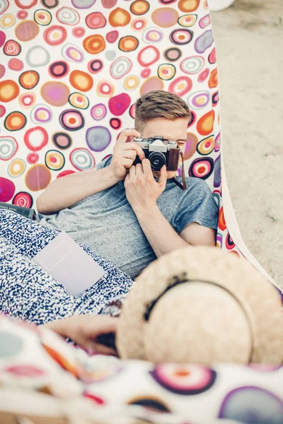 Bonito Homem Tirando Fotos Uma Linda Garota Morena Casal Hipster — Fotografia de Stock