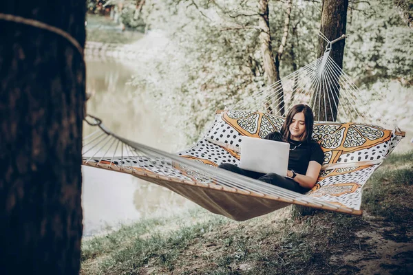 Gaya Hipster Freelancer Dengan Laptop Relaxing Tempat Tidur Gantung Taman — Stok Foto