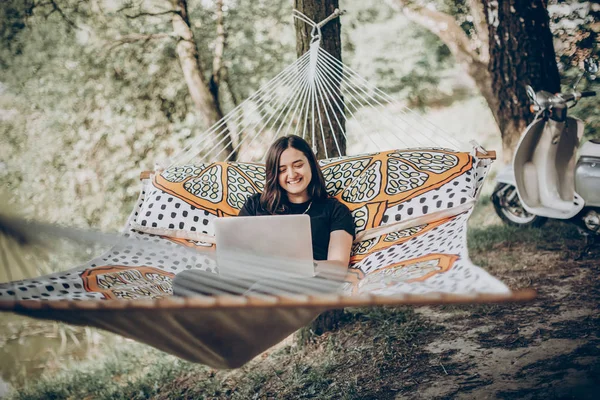 Gaya Hipster Freelancer Dengan Laptop Relaxing Tempat Tidur Gantung Taman — Stok Foto