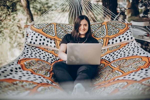 Девушка Работает Ноутбуке Лежит Гамаке Солнечном Летнем Парке — стоковое фото