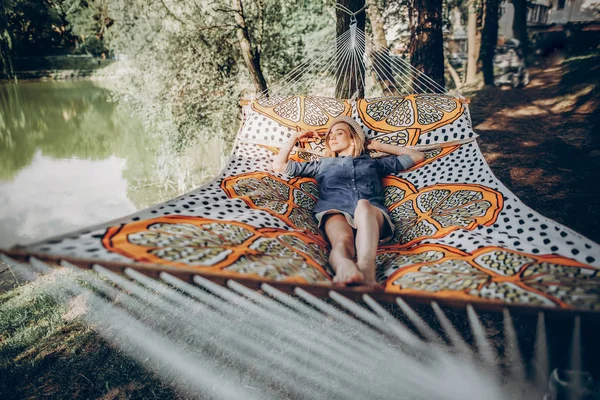 Stilvolle Hipster Frau Entspannt Sich Hängematte Sonnigen Sommerpark — Stockfoto